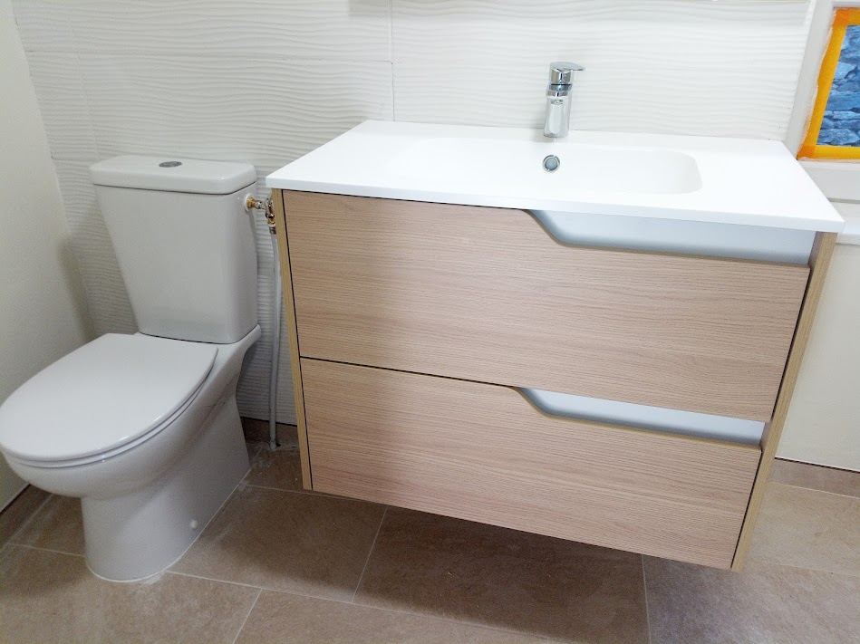 Salle de bain rénovée — meuble vasque, miroir et WC