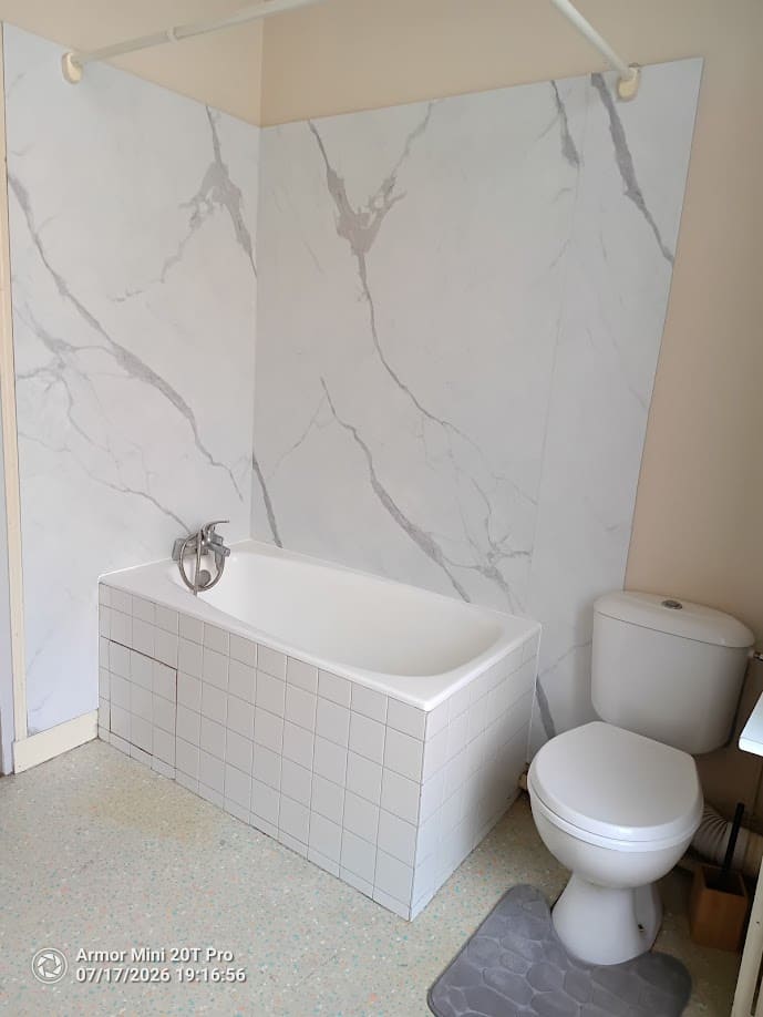 Baignoire habillée de panneaux muraux effet marbre