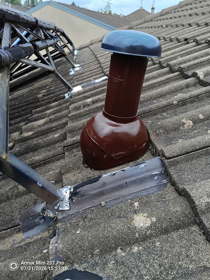 Chapeau de ventilation et solin zinc sur une toiture en tuiles