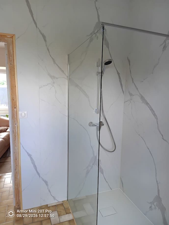 Douche à l'italienne terminée, habillée de panneaux effet marbre