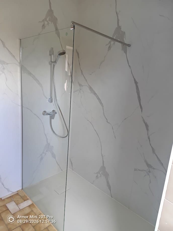 Douche à l'italienne avec robinetterie et barre de douche