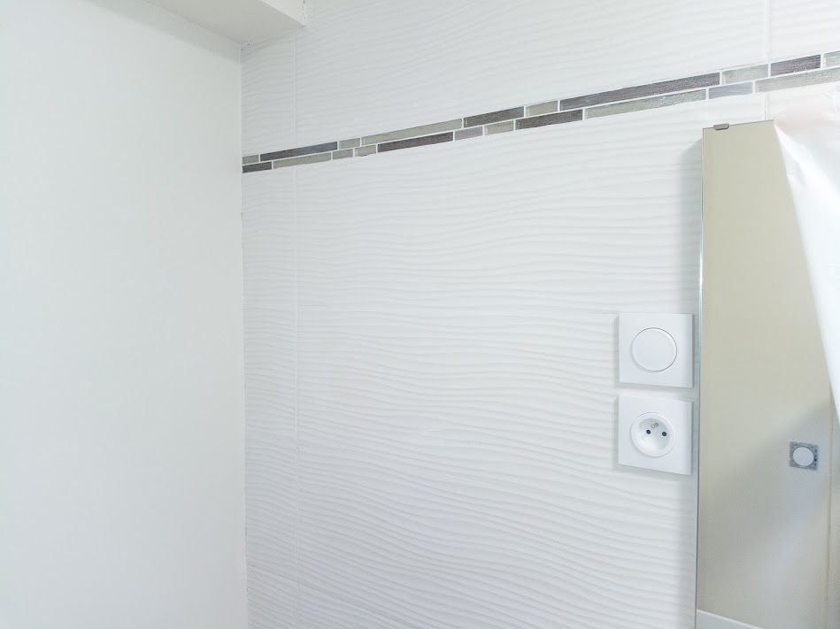 Faïence murale salle de bain avec frise décorative