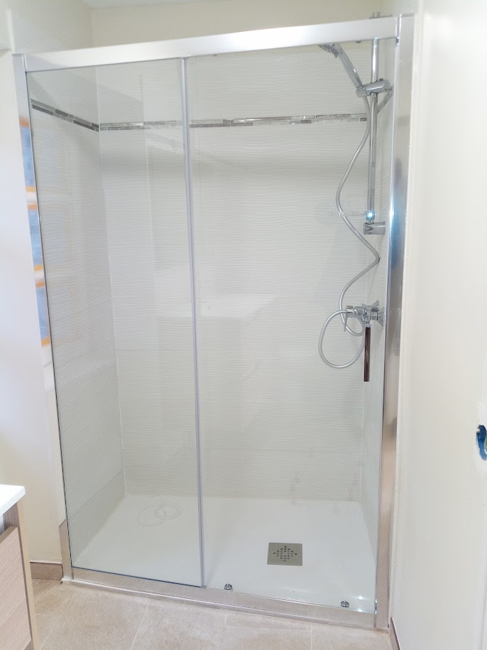 Cabine de douche avec paroi vitrée coulissante