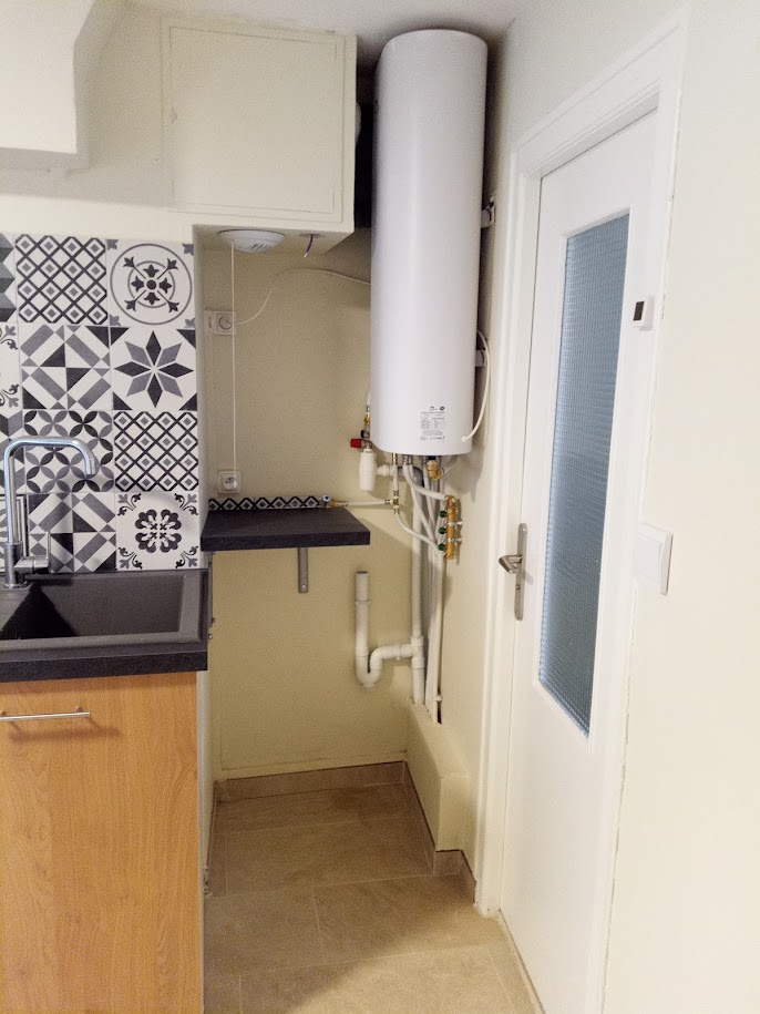 Chauffe-eau mural installé dans coin cuisine