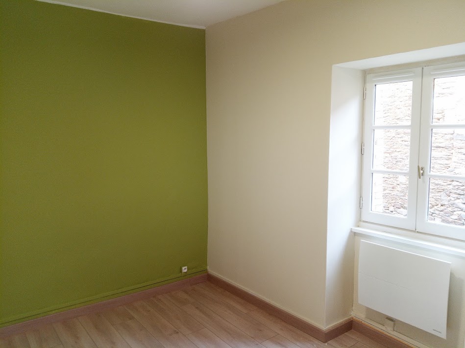 Chambre rénovée — peinture mur vert olive et parquet