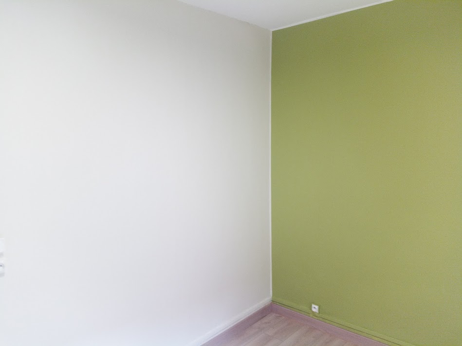 Chambre — peinture bicolore vert olive et blanc