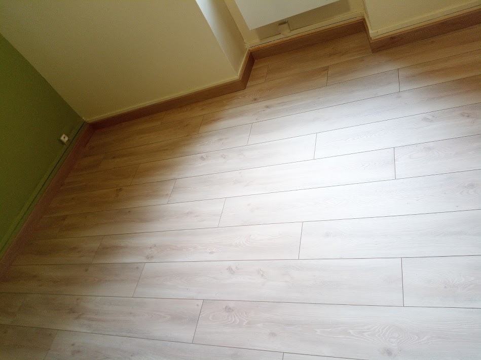 Sol stratifié posé avec plinthes assorties