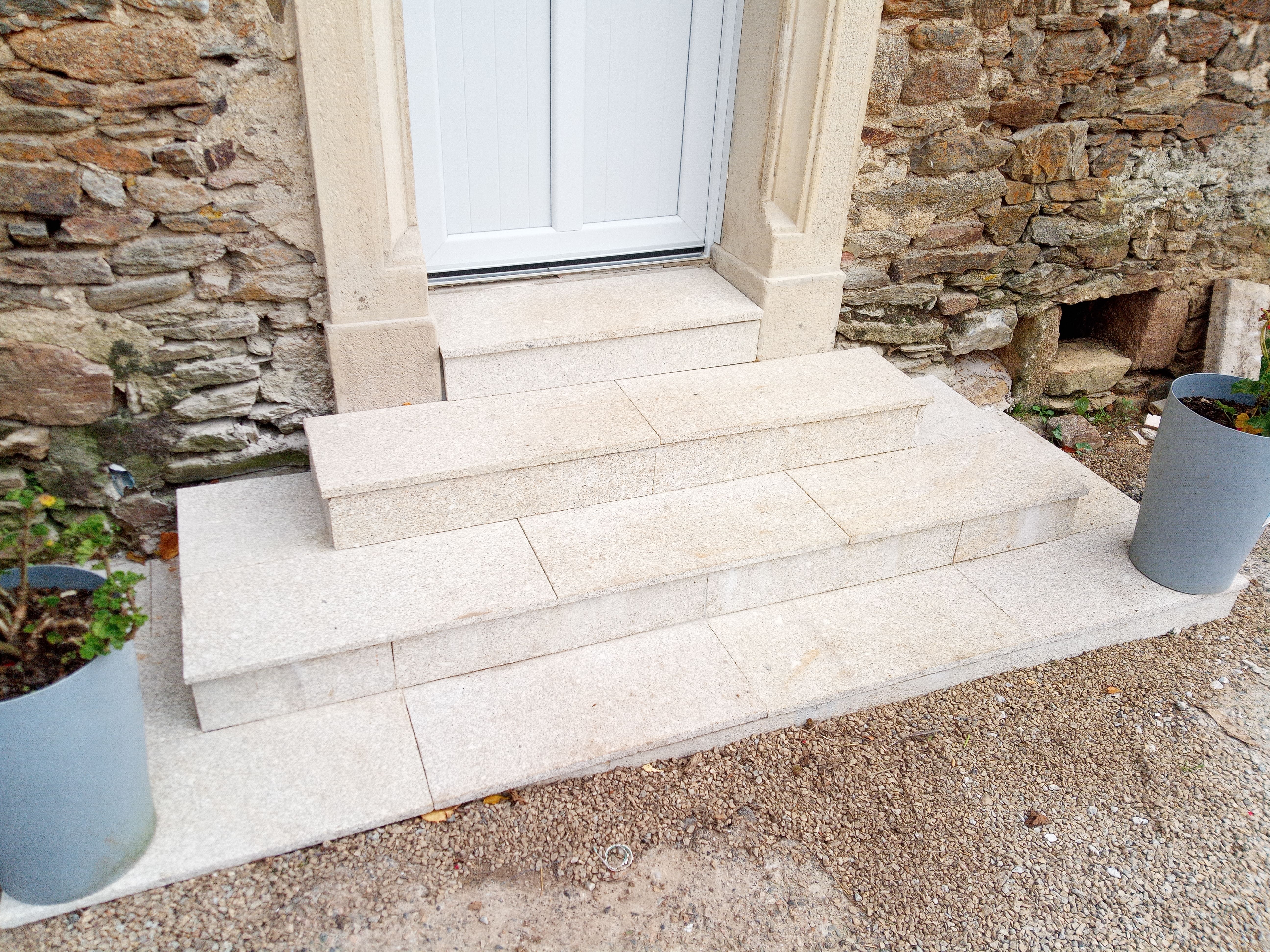 Porte d'entrée avec serrure multipoints