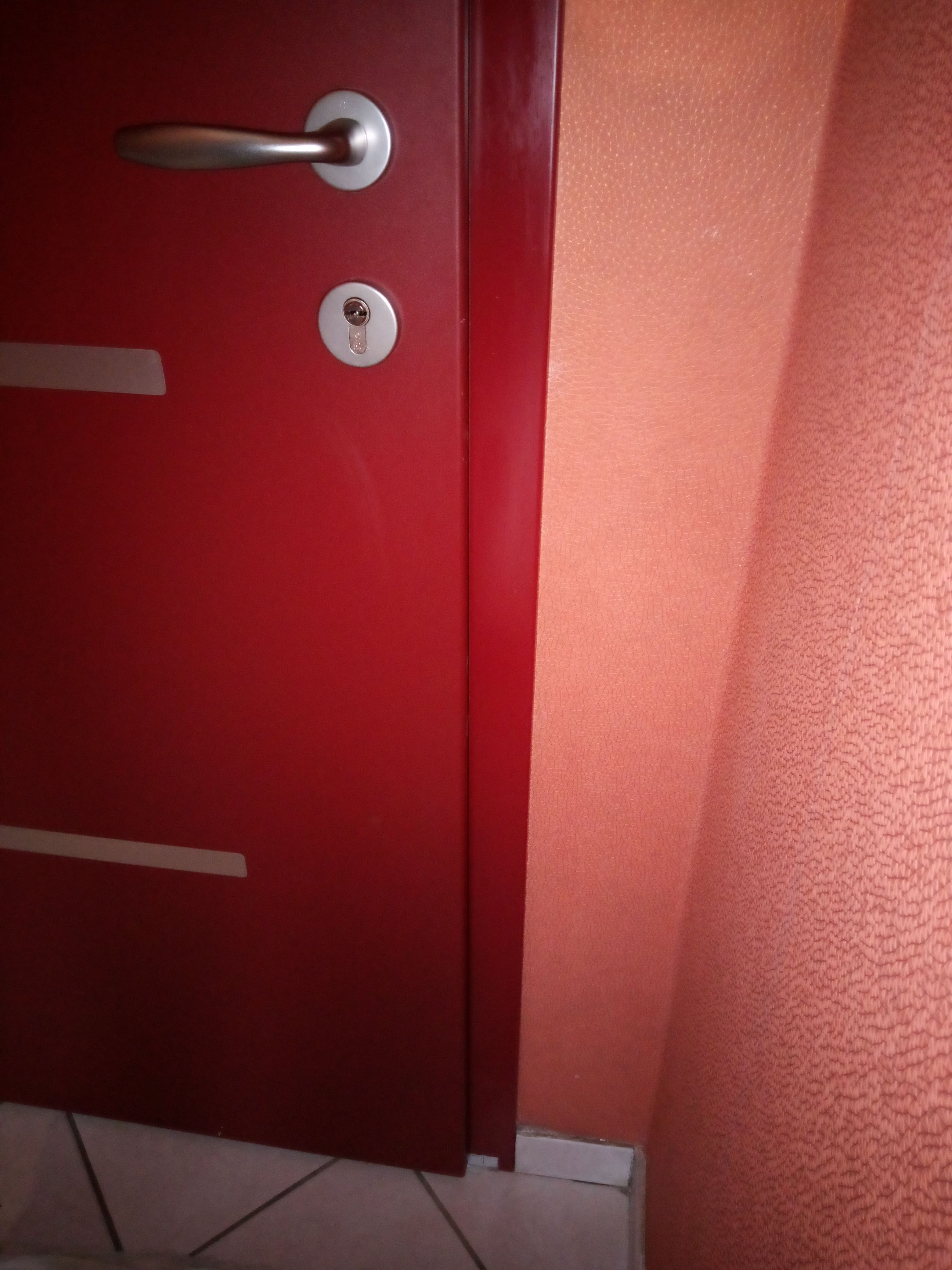 Installation porte d'entrée bois